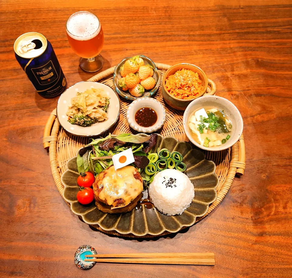 チーズハンバーグ/🥦︎＆キャベツの胡麻和え/🥕しりしり/イチゴ🍓|しゅりり𓂃𓈒𓋜さん
