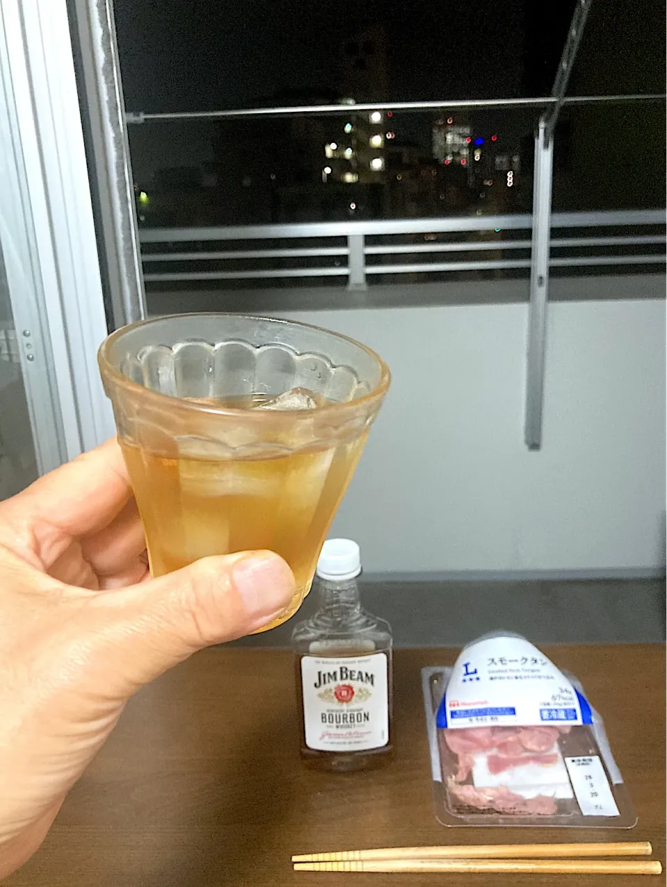 今日の晩酌@マンション　「BEER LAND BISTRO CAFE」さんではビール2杯飲んだだけで飲み足りませんでしたが、これ以上お店で飲んだら高くついちゃうので、お店を出て、帰りにコンビニでジムビームとおつまみのスモークタンを買って、マンションで飲み直しです。かんぱーい🥃　（これでホントに実況中継終了です）|なびさん