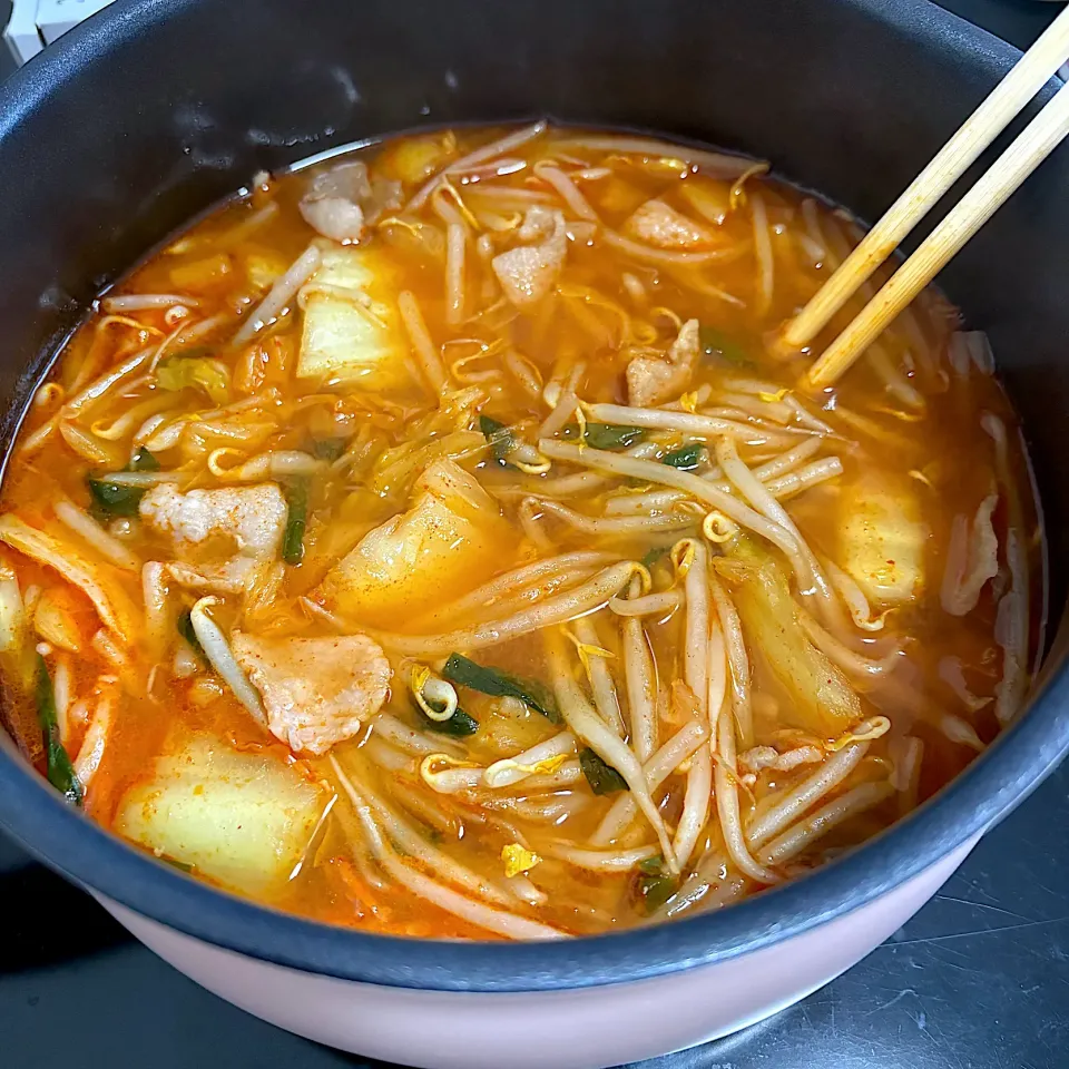 寮でランチ😋キムチ鍋|すかラインさん