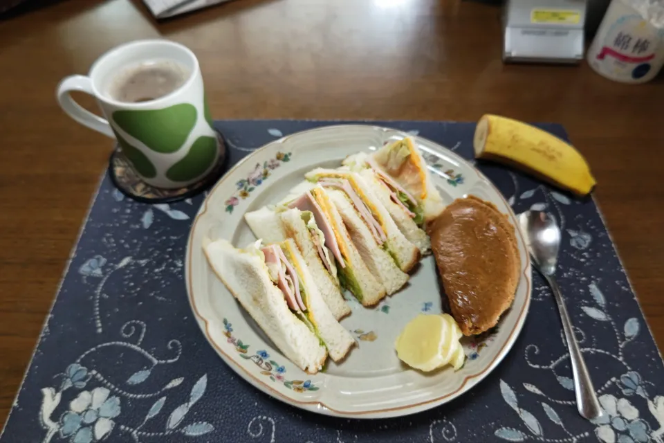 トーストサンドイッチ、あんこサンド蒸しケーキ、沢庵、ホットコーヒー、バナナ(朝飯)|enarinさん