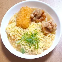 出前一丁に唐揚げとクリームコロッケのせて|ナナさん