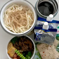 焼肉
チーズウインナー
卵焼き
きゅうりの漬物
ブロッコリー
枝豆
うどん(揚げ玉・ごま・麺つゆ)
エナジーゼリー×2
サラダチキン|ayumomさん