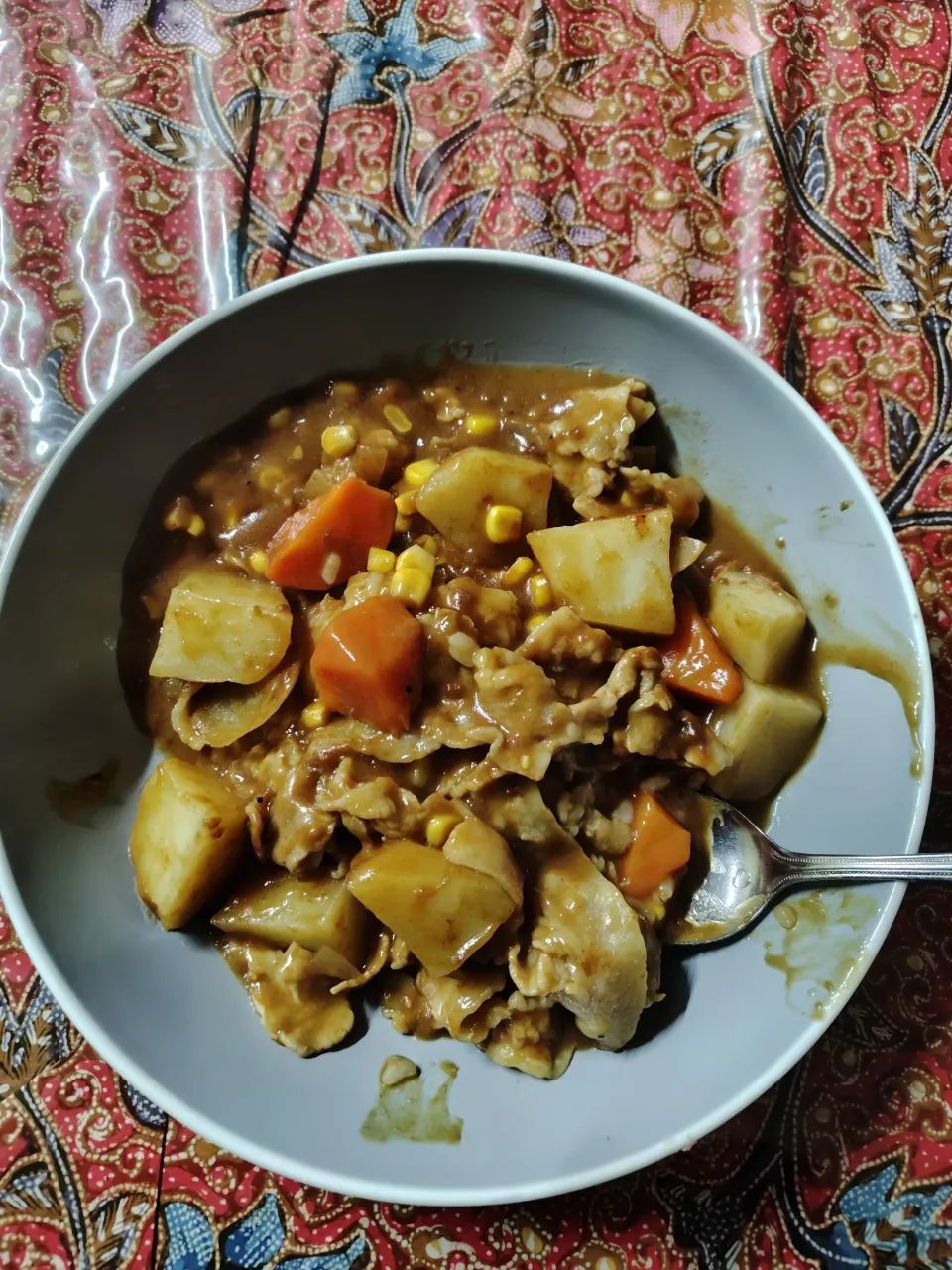 カレーライス　ハウスバーモントカレーで身近な具で。豚バラ肉、スイートコーン入り|はやとさん