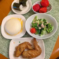 ☆手羽先唐揚げ　☆ブロッコリーツナマヨ　☆牛すき焼きまん　☆海苔巻おにぎり　☆いちご🍓|chikakoさん