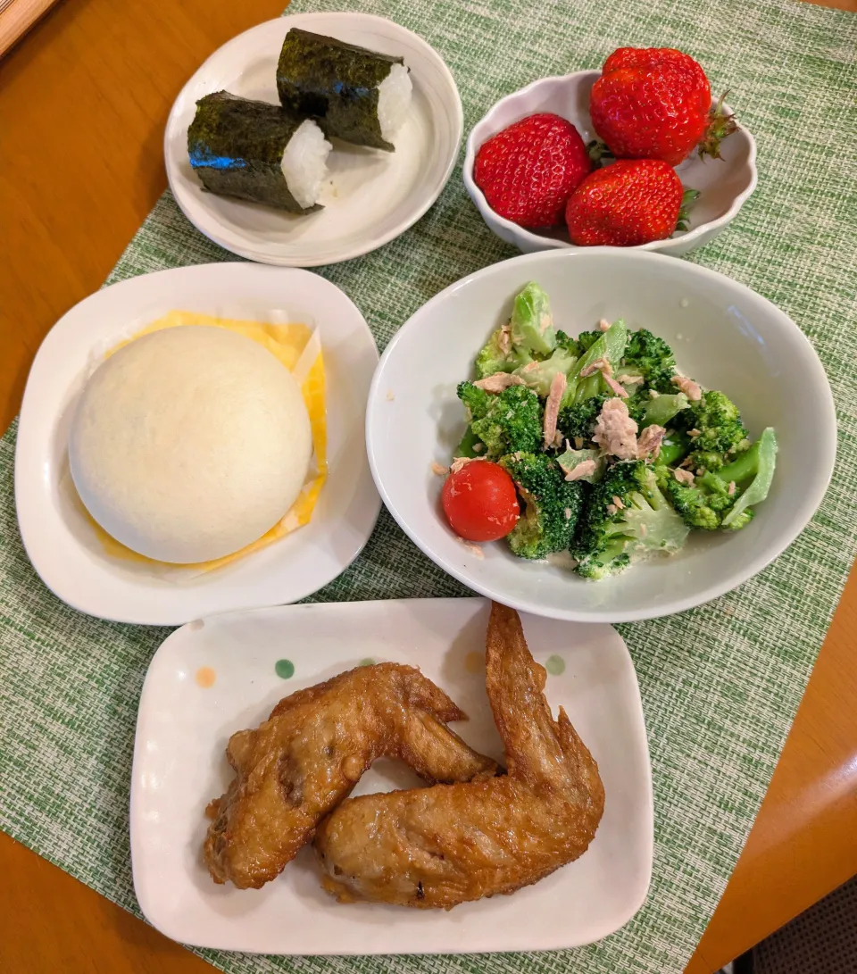 ☆手羽先唐揚げ　☆ブロッコリーツナマヨ　☆牛すき焼きまん　☆海苔巻おにぎり　☆いちご🍓|chikakoさん
