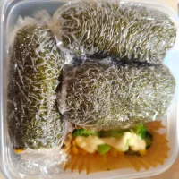 おにぎらず風旦那さん弁当(昨日の甘酢チキンカツ卵味、生協きくらげ昆布卵鮭フレーク味)