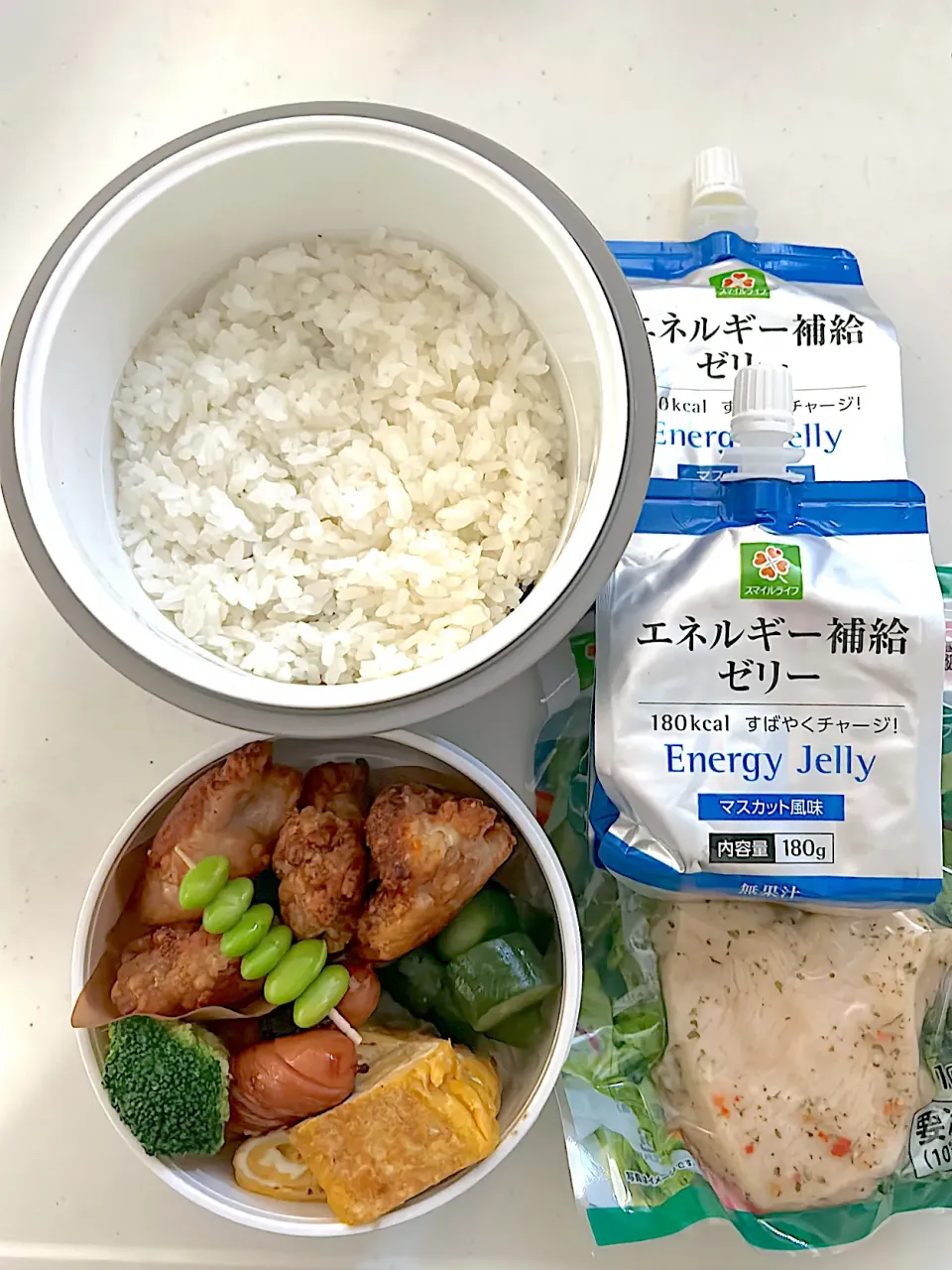 鶏の唐揚げ
シャウエッセン
卵焼き
きゅうりの漬物
ブロッコリー
枝豆
エナジーゼリー×2
サラダチキン|ayumomさん