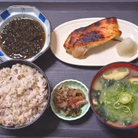 今日の朝ごはん（十六穀ごはんにメヌケの西京漬、もずくポン酢、椎茸とわかめのみそ汁、赤かぶ漬）|Mars＠釜飯作り研究中さん