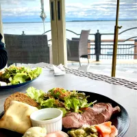 昨日は海辺のテラスのあるカフェで                                   「ローストビーフ ランチ」|mottoさん