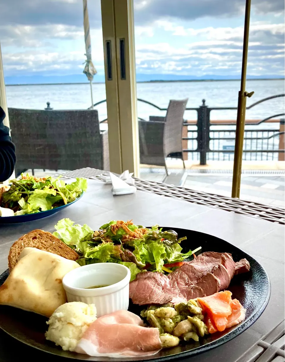 昨日は海辺のテラスのあるカフェで                                   「ローストビーフ ランチ」|mottoさん