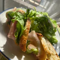 生ハムとレタスのバケットサンド|しあるさん