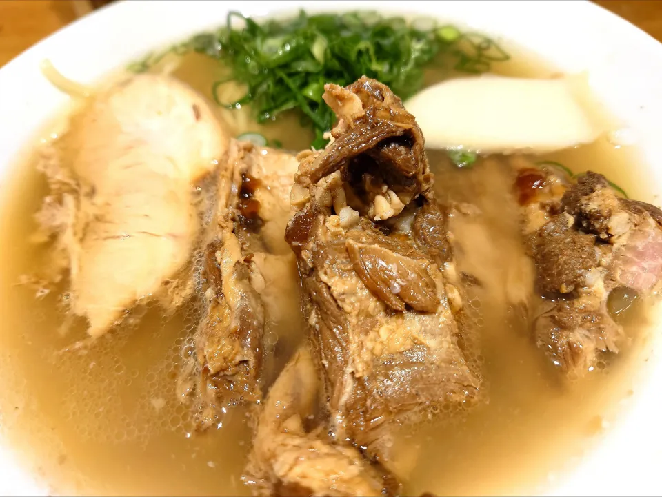 【3/7頃までの限定】 
【食べログTOP5000】
渡なべ 
沖縄そば並 (1,200円)
＋ソーキW (500円)
@高田馬場7分、西早稲田 
26056
〈醤28塩12噌󠄀5タ2出3F2冷0チ1混1つ0担1沖1〉|大脇さん