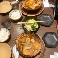 今日の昼ご飯@「山本屋本店 エスカ店」さん①  はやとが名古屋に来たので名古屋駅まで迎えに行き、昼ご飯は駅地下街エスカの味噌煮込みうどんの「山本屋本店」さんでいただきます。2人とも期間限定「太閤味噌煮込みうどん」きつねトッピングにご飯を付けてオーダーしました。いただきまーす😋