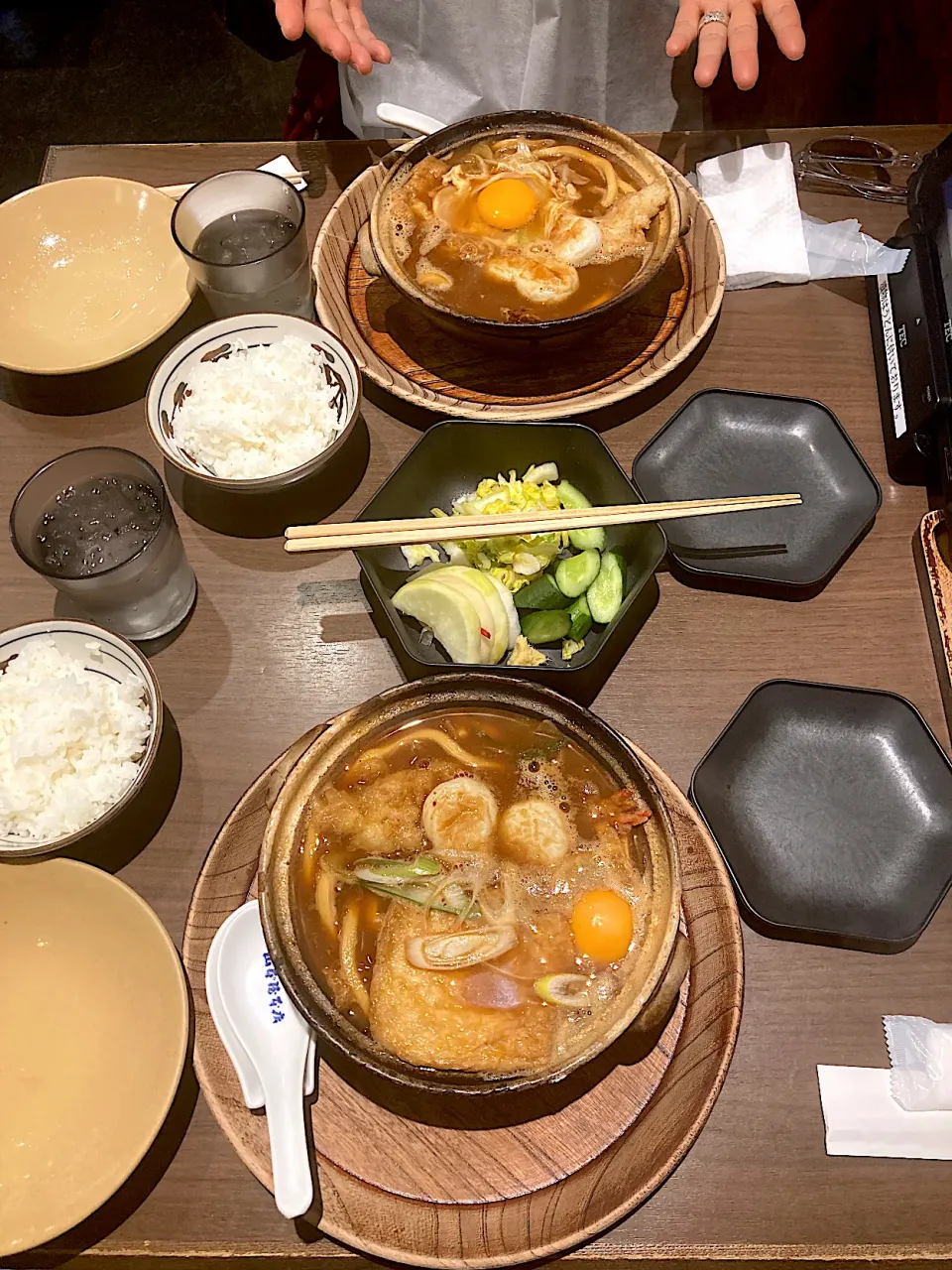 今日の昼ご飯@「山本屋本店 エスカ店」さん①  はやとが名古屋に来たので名古屋駅まで迎えに行き、昼ご飯は駅地下街エスカの味噌煮込みうどんの「山本屋本店」さんでいただきます。2人とも期間限定「太閤味噌煮込みうどん」きつねトッピングにご飯を付けてオーダーしました。いただきまーす😋|なびさん