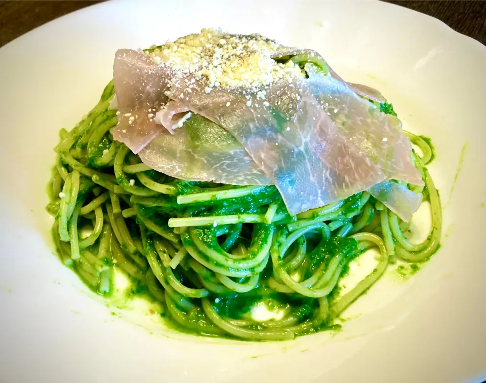 今日の麺好きランチは                                                   「春菊でジェノベーゼ風パスタ(生ハムon)」|mottoさん