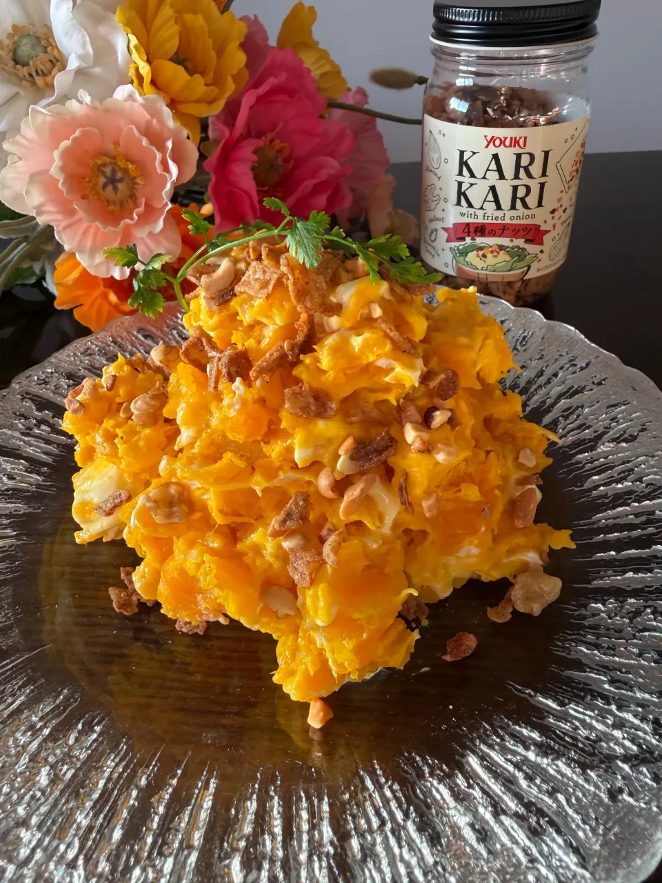 カリカリ4種のナッツをフリフリかぼちゃとクリームチーズのサラダ✨|いっちゃんさん