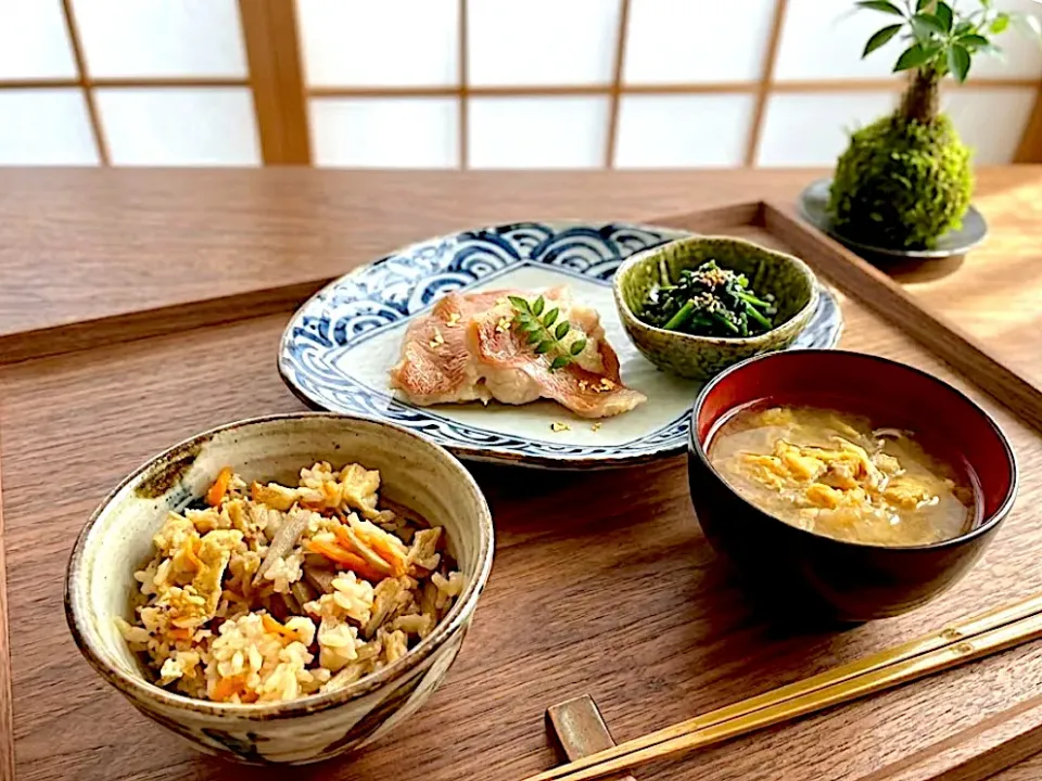 赤魚の塩麹焼き、ほうれん草の胡麻和え、卵ときのこのスープ、ごぼうと鶏肉と舞茸の炊き込みご飯|caoさん