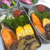 青紫蘇胡麻ご飯　鮭の塩焼き　だし巻き玉子　茄子の甘辛炒め　ブロッコリー🥦紫玉ねぎマリネ|まゆさん