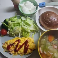 ☆朝☆良く食べる次男　チーズとハムのオムレツ、サラダ、パン、野菜スープ、ヨーグルト、ピルクル|ｼｮｺﾗさん