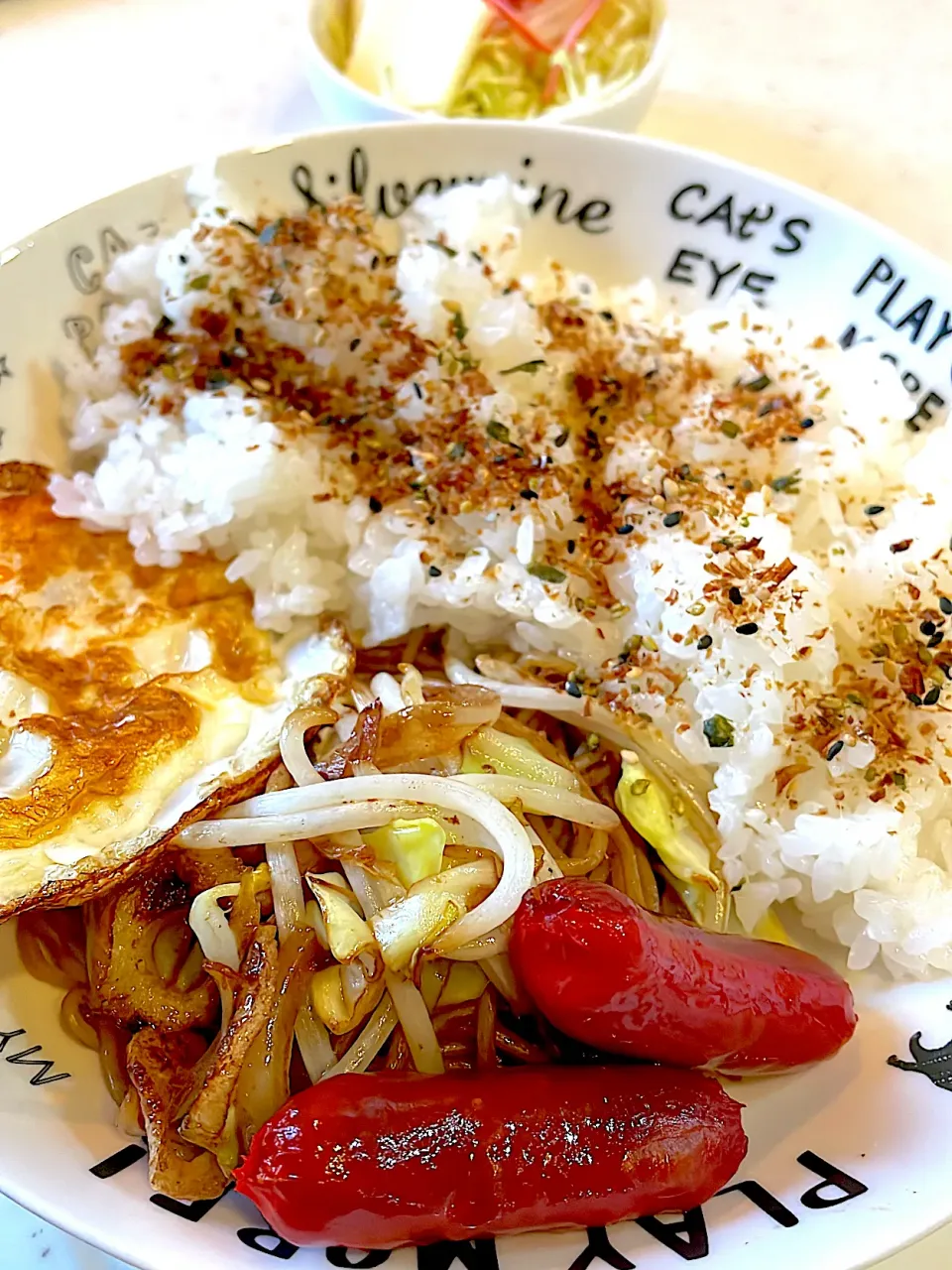おっさんワンプレート　焼きそば　目玉の親父　ソーセージ　サラダ　おにぎり|ひげおやじさん