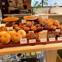 今日の朝ご飯@「PINE FIELDS MARKET」さん（松原）①  今日は朝早くに家を出て近所のベーカリー＆カフェ「PINE FIELDS MARKET」さんで朝ご飯をいただきます。お店にはペーストリースやマフィンがたくさん。