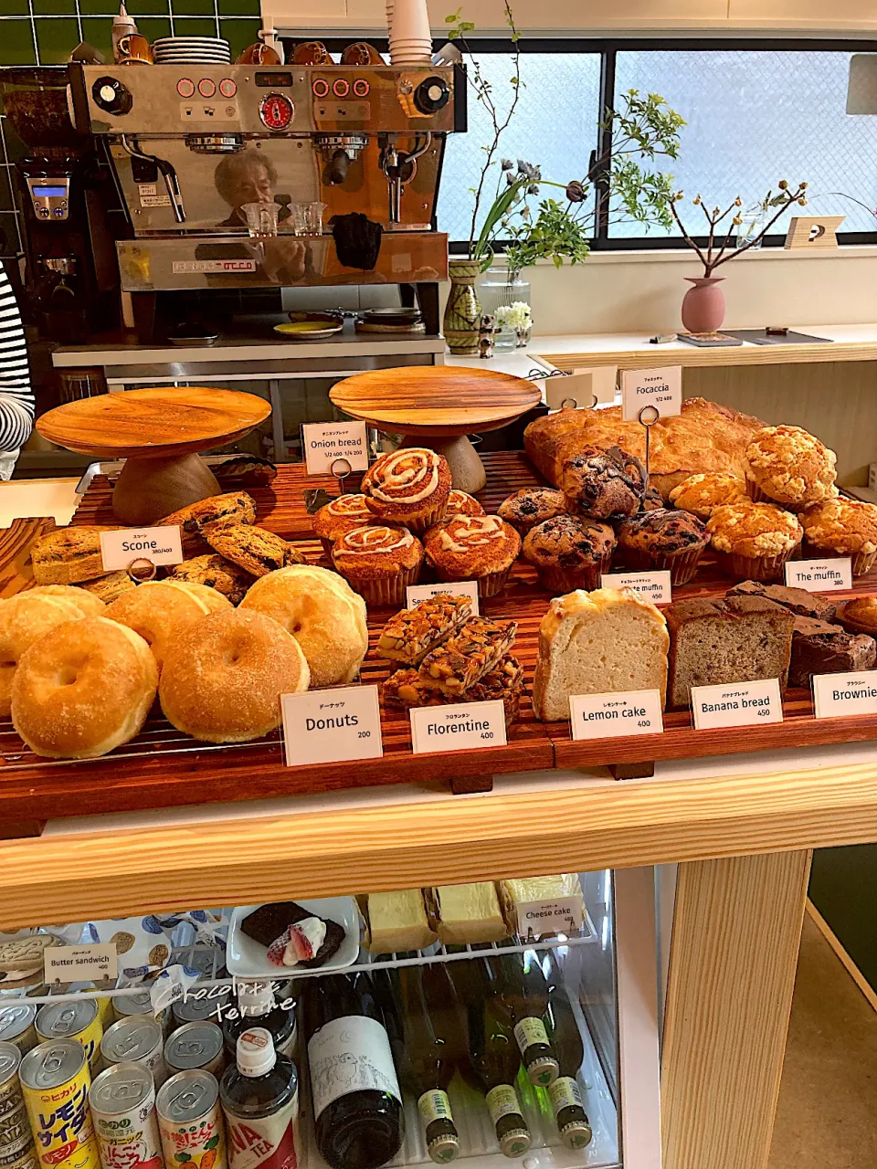 今日の朝ご飯@「PINE FIELDS MARKET」さん（松原）①  今日は朝早くに家を出て近所のベーカリー＆カフェ「PINE FIELDS MARKET」さんで朝ご飯をいただきます。お店にはペーストリースやマフィンがたくさん。|なびさん