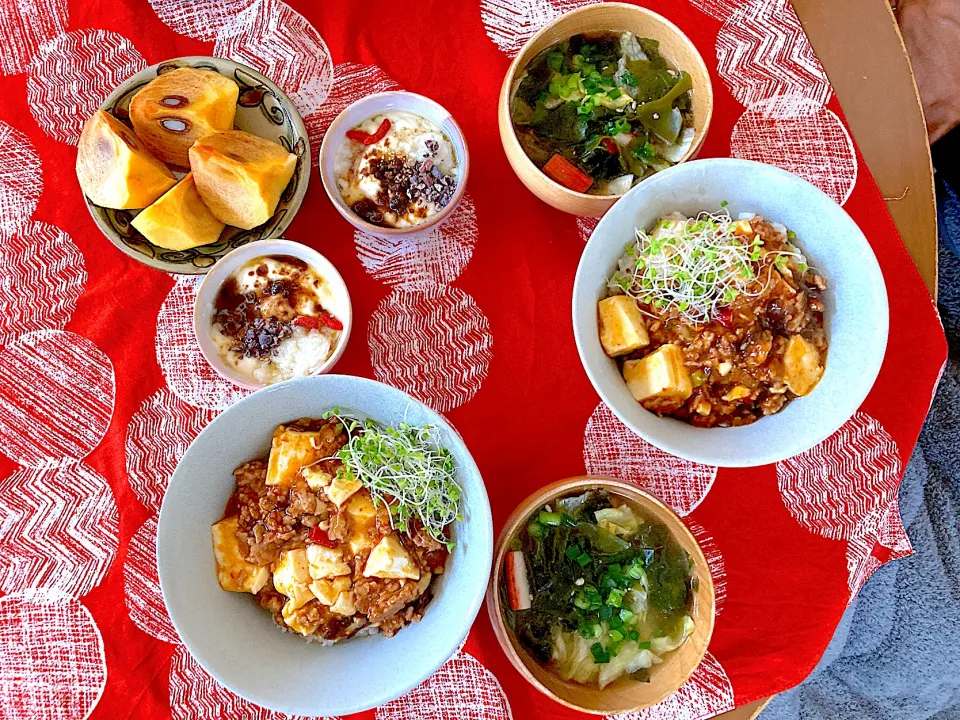 麻婆丼♡ワカメスープ♡いたものもりもりトッピング豆乳グルト♡福岡の富有柿|さくたえさん