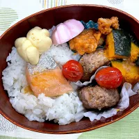 焼鮭、ハンバーグ、唐揚🍱| なお🅿️さん