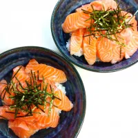 サーモン丼。南瓜、人参、ブロッコリー、さやいんげん、枝豆、ケール、キヌアパフのサラダ|mamedaifukuさん