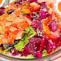 赤肉ドラゴンフルーツと人参とレタスとサーモンとトマトをオリーブオイルとゴマだれでいただきまーす♪| リキュール ポアロさん