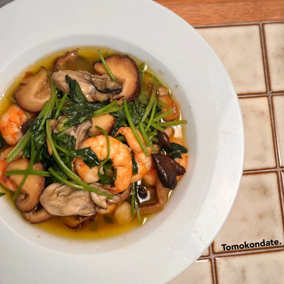 好きなもん全部入れアヒージョ🦐🦪🍄‍🟫🌿|🇯🇵ともこちゃん。さん