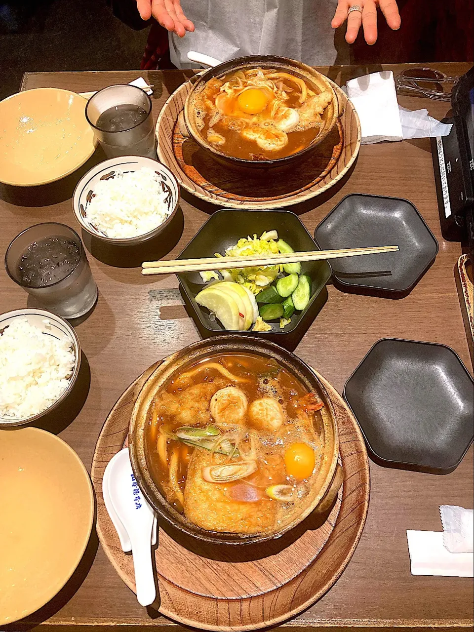 3月１日の昼ご飯　名古屋にきました。駅に迎えに来てくれたなびと「山本屋本店エスカ店」さんで、太閤味噌󠄀煮込みうどんをいただきました。ご飯も付けて〆に鍋の蓋によそったご飯に玉子を絡めた味噌のお汁をかけて雑炊のようにしていただきます。|はやとさん