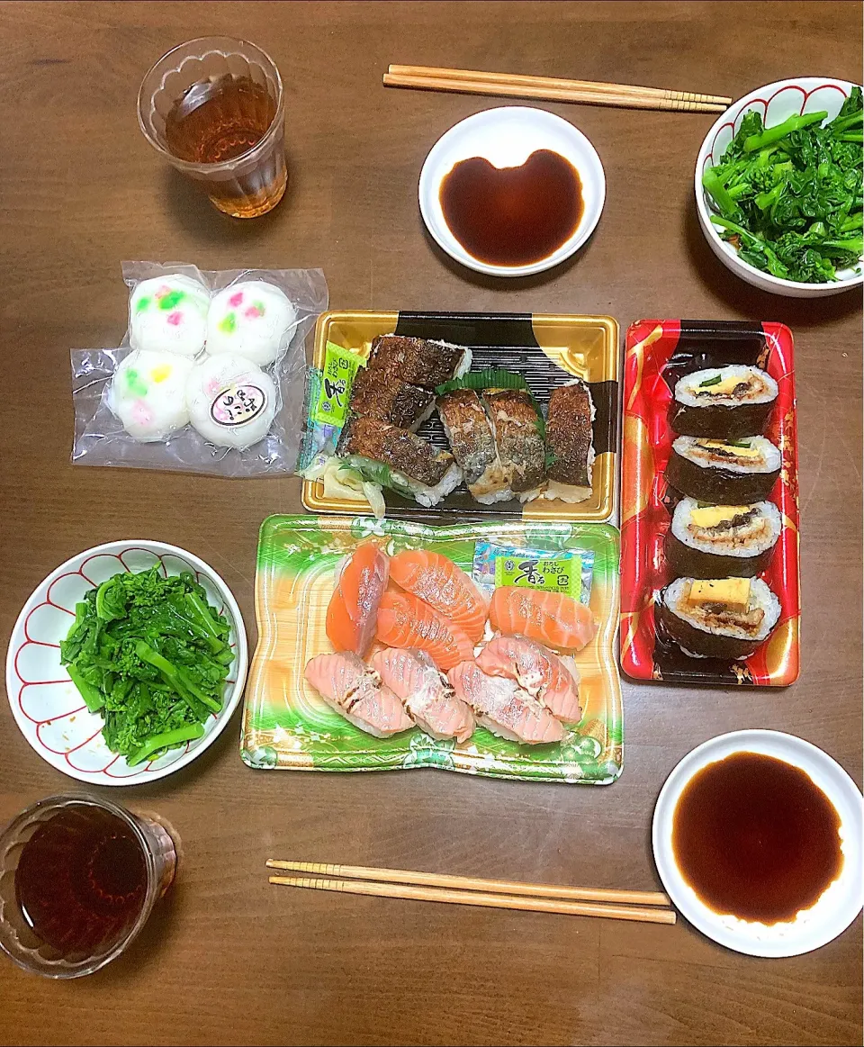 3月２日の晩御飯　今日はなびが仕事で遅くなるので晩御飯は私が用意しました。「サノヤ」さんの鰻巻き、サーモン寿司、焼き鯖寿司、「ヤマナカ」さんで買った菜の花でお浸しを作り、瀬戸の餅菓子「おこしもの」も買いました（なびは「減量中だから食べない」と言ってましたが）。|はやとさん