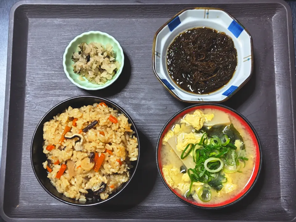 今日の朝ごはん（山菜炊き込みご飯、もずくポン酢、すぐき、エリンギとわかめと卵のみそ汁）|Mars＠釜飯作り研究中さん