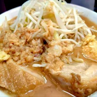 【用心棒の2号店として2010年開業】
用心棒 本号
ラーメン (980円) 
―麺半分 (150g、通常300g) 
＋豚追加1 (180円)
＋ニンニクマシ (無料)
＋ショウガW (無料)
＋ヅケアブラ少し (無料)
＠東大前2分 
26058
〈醤29塩12噌󠄀5タ2出4F2冷0チ1混1つ0担1沖1〉|大脇さん
