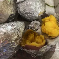 蜜入り安納芋❣️自宅専用の芋フライパン🤭で少しの水で蒸し焼きに、安納芋に水に浸したキッチンペーパーで巻いてその上にアルミホイルで弱火でコトコト❣️もうメーチャ甘ーーーい✨✨| tamemitiさん