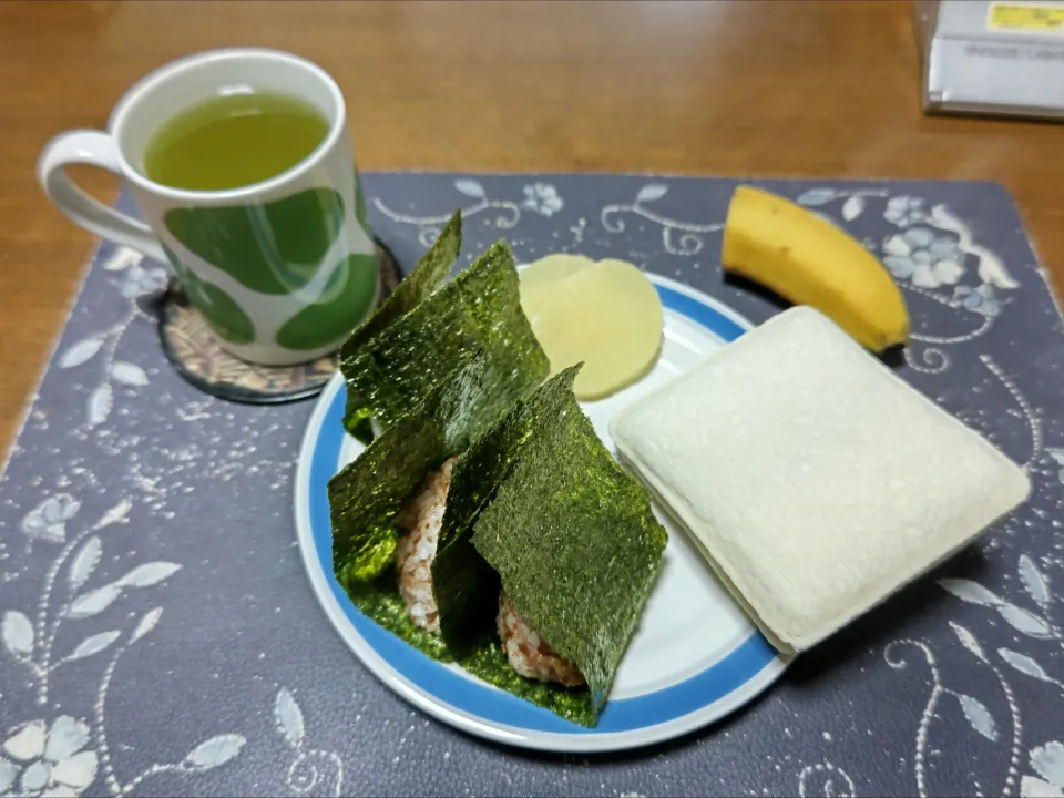 混ぜご飯おにぎり、ランチパック・バスクチーズケーキ風味、沢庵、熱い日本茶、バナナ(朝ご飯)|enarinさん