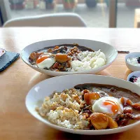 昨日の残り物カレーに温玉のっけ|じゅんさんさん