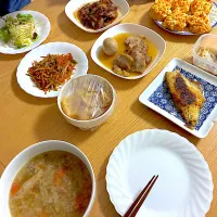 玉子サンド、赤魚の最強漬け、煮豚と煮玉子、ブロッコリーとカリフラワーの茎のきんぴら、ジンジャーポーク、2種のオリーブマリネ、グリーンサラダ、根菜汁。|くろーぶやんさん