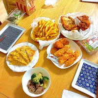 KFC、ベーコンとアーリーレッドのオープンオムレツ、砂肝とブロッコリーのガーリックソテー、トマトサラダ。|くろーぶやんさん