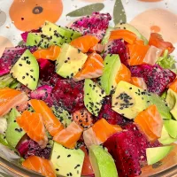 アボガドと赤肉ドラゴンフルーツとレタスとキュウリとトマトとサーモンにゴマだれとオリーブオイルを添えて| リキュール ポアロさん