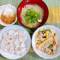 豚肉とじゃがいもとニラのオイスター炒め♡お味噌汁♡|まゆかさん