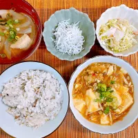 カレー麻婆豆腐♡キャベツサラダ♡しらすおろし♡お味噌汁♡|まゆかさん