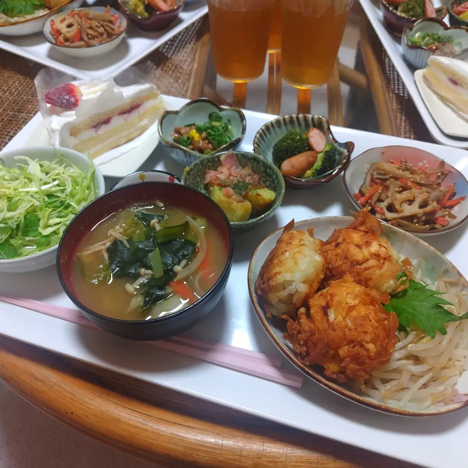 細切りの餃子🥟の皮が衣の海老カツ定食です✨雛祭りケーキ🍰も添えて😊✨|rikako♪。.:＊さん