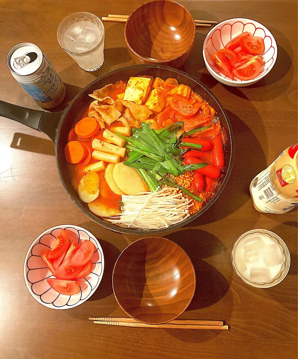 3月3日の晩御飯　雛まつりとは全く関係なくなびがプデチゲを作りました。一応、白酒っぽいマッコリ（なび）とノンアルホワイトサワーを飲んでちょっぴり雛まつり気分を味わいました。|はやとさん