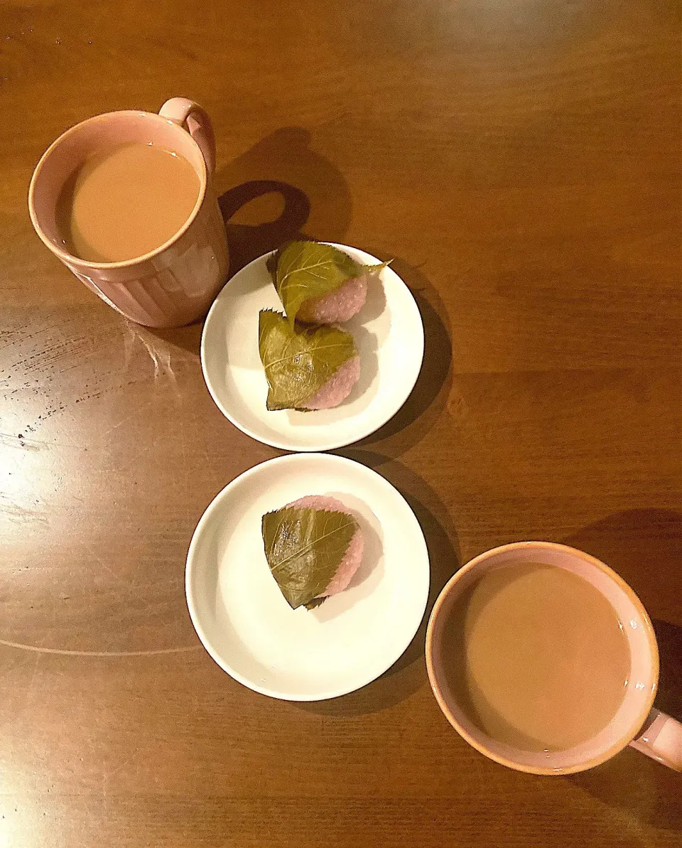 3月3日の晩御飯後のデザート　今日は雛まつりなのでなびが帰りがけに「ヤマナカ」さんに寄って桜餅を買ってきてくれました。|はやとさん