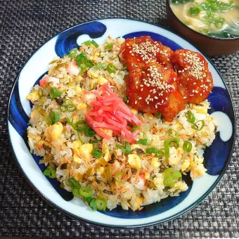 Snapdishの人気料理写真:干し海老高菜チャーハン＆ヤンニョムチキンでムスコの置きランチ