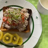 カテージチーズとツナ缶と玉ねぎのペーストに、トッピングにトマト🍅スルフォラファン。手作りの甘酒に土生姜。これぐらいの朝食がいいかなぁー？パンが焦げました🤭|tamemitiさん