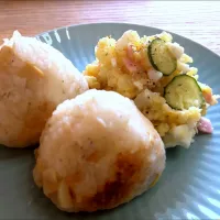 ポテトサラダとたけのこご飯のおにぎり|なつさん