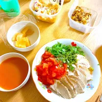 カオマンガイ、トマトポタージュスープ、蒸し鶏と油揚げのぬた、ブラックオリーブ入りマカロニサラダ、たくあん。| くろーぶやんさん